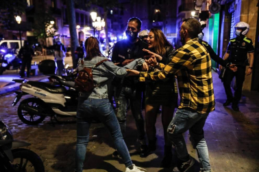 La Guardia Urbana de Barcelona, en actuaciones conjuntas con los Mossos d'Esquadra, ha desalojado a 9.055 personas desde las 22.00 horas del sábado hasta las 6.00 del domingo.