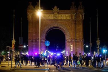 La Guardia Urbana de Barcelona, en actuaciones conjuntas con los Mossos d'Esquadra, ha desalojado a 9.055 personas desde las 22.00 horas del sábado hasta las 6.00 del domingo.