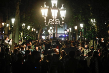 La Guardia Urbana de Barcelona, en actuaciones conjuntas con los Mossos d'Esquadra, ha desalojado a 9.055 personas desde las 22.00 horas del sábado hasta las 6.00 del domingo.