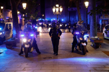 La Guardia Urbana de Barcelona, en actuaciones conjuntas con los Mossos d'Esquadra, ha desalojado a 9.055 personas desde las 22.00 horas del sábado hasta las 6.00 del domingo.