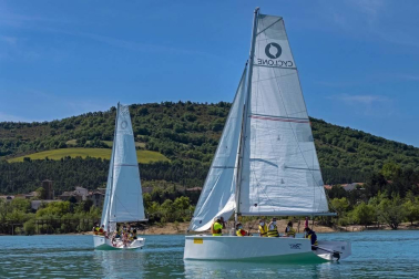 La Semana Azul, entre mascarillas y distancias, permite a 746 escolares de  23 centros educativos navarros participar en la campaña escolar de vela en el embalse de Alloz.