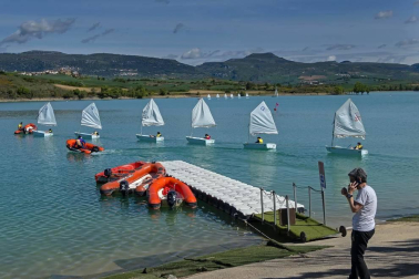 La Semana Azul, entre mascarillas y distancias, permite a 746 escolares de  23 centros educativos navarros participar en la campaña escolar de vela en el embalse de Alloz.