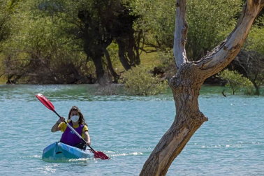 La Semana Azul, entre mascarillas y distancias, permite a 746 escolares de  23 centros educativos navarros participar en la campaña escolar de vela en el embalse de Alloz.