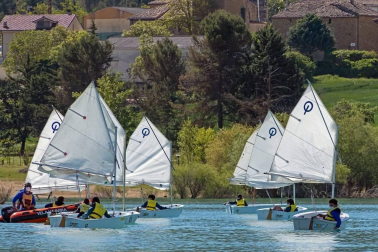 La Semana Azul, entre mascarillas y distancias, permite a 746 escolares de  23 centros educativos navarros participar en la campaña escolar de vela en el embalse de Alloz.