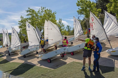 La Semana Azul, entre mascarillas y distancias, permite a 746 escolares de  23 centros educativos navarros participar en la campaña escolar de vela en el embalse de Alloz.