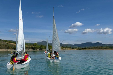 La Semana Azul, entre mascarillas y distancias, permite a 746 escolares de  23 centros educativos navarros participar en la campaña escolar de vela en el embalse de Alloz.