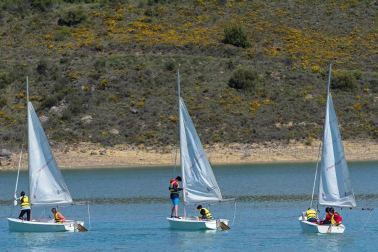 La Semana Azul, entre mascarillas y distancias, permite a 746 escolares de  23 centros educativos navarros participar en la campaña escolar de vela en el embalse de Alloz.