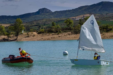 La Semana Azul, entre mascarillas y distancias, permite a 746 escolares de  23 centros educativos navarros participar en la campaña escolar de vela en el embalse de Alloz.