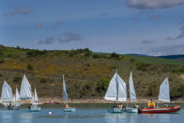 La Semana Azul, entre mascarillas y distancias, permite a 746 escolares de  23 centros educativos navarros participar en la campaña escolar de vela en el embalse de Alloz.