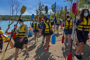 La Semana Azul, entre mascarillas y distancias, permite a 746 escolares de  23 centros educativos navarros participar en la campaña escolar de vela en el embalse de Alloz.
