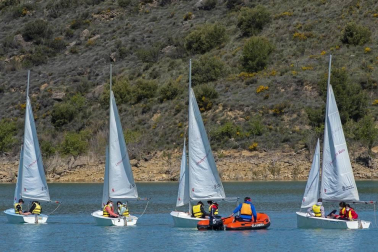 La Semana Azul, entre mascarillas y distancias, permite a 746 escolares de  23 centros educativos navarros participar en la campaña escolar de vela en el embalse de Alloz.