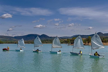 La Semana Azul, entre mascarillas y distancias, permite a 746 escolares de  23 centros educativos navarros participar en la campaña escolar de vela en el embalse de Alloz.