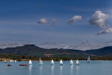 La Semana Azul, entre mascarillas y distancias, permite a 746 escolares de  23 centros educativos navarros participar en la campaña escolar de vela en el embalse de Alloz.