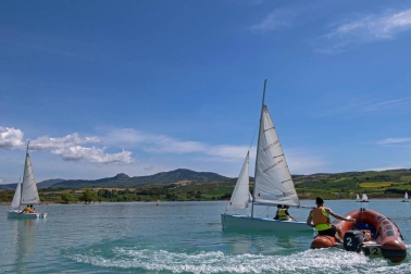 La Semana Azul, entre mascarillas y distancias, permite a 746 escolares de  23 centros educativos navarros participar en la campaña escolar de vela en el embalse de Alloz.