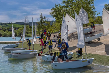 La Semana Azul, entre mascarillas y distancias, permite a 746 escolares de  23 centros educativos navarros participar en la campaña escolar de vela en el embalse de Alloz.