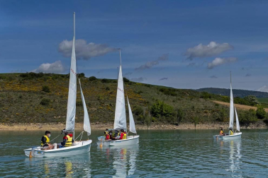 La Semana Azul, entre mascarillas y distancias, permite a 746 escolares de  23 centros educativos navarros participar en la campaña escolar de vela en el embalse de Alloz.