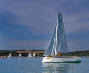 La Semana Azul, entre mascarillas y distancias, permite a 746 escolares de  23 centros educativos navarros participar en la campaña escolar de vela en el embalse de Alloz.