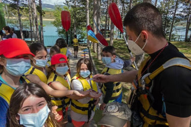 La Semana Azul, entre mascarillas y distancias, permite a 746 escolares de  23 centros educativos navarros participar en la campaña escolar de vela en el embalse de Alloz.