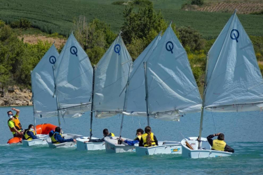 La Semana Azul, entre mascarillas y distancias, permite a 746 escolares de  23 centros educativos navarros participar en la campaña escolar de vela en el embalse de Alloz.
