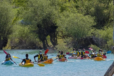 La Semana Azul, entre mascarillas y distancias, permite a 746 escolares de  23 centros educativos navarros participar en la campaña escolar de vela en el embalse de Alloz.