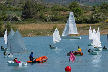 La Semana Azul, entre mascarillas y distancias, permite a 746 escolares de  23 centros educativos navarros participar en la campaña escolar de vela en el embalse de Alloz.