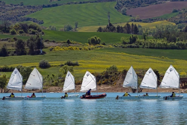 La Semana Azul, entre mascarillas y distancias, permite a 746 escolares de  23 centros educativos navarros participar en la campaña escolar de vela en el embalse de Alloz.