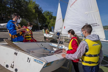 La Semana Azul, entre mascarillas y distancias, permite a 746 escolares de  23 centros educativos navarros participar en la campaña escolar de vela en el embalse de Alloz.