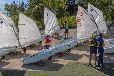 La Semana Azul, entre mascarillas y distancias, permite a 746 escolares de  23 centros educativos navarros participar en la campaña escolar de vela en el embalse de Alloz.