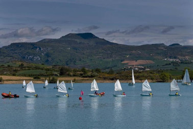 La Semana Azul, entre mascarillas y distancias, permite a 746 escolares de  23 centros educativos navarros participar en la campaña escolar de vela en el embalse de Alloz.
