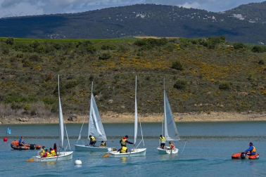 La Semana Azul, entre mascarillas y distancias, permite a 746 escolares de  23 centros educativos navarros participar en la campaña escolar de vela en el embalse de Alloz.