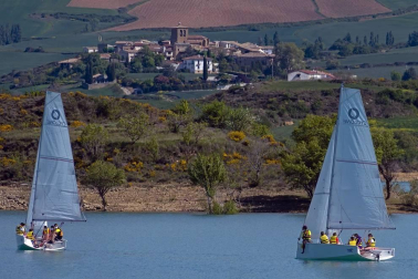 La Semana Azul, entre mascarillas y distancias, permite a 746 escolares de  23 centros educativos navarros participar en la campaña escolar de vela en el embalse de Alloz.