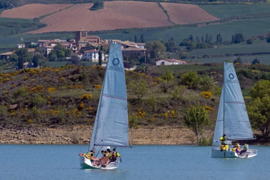 La Semana Azul, entre mascarillas y distancias, permite a 746 escolares de  23 centros educativos navarros participar en la campaña escolar de vela en el embalse de Alloz.