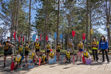 La Semana Azul, entre mascarillas y distancias, permite a 746 escolares de  23 centros educativos navarros participar en la campaña escolar de vela en el embalse de Alloz.