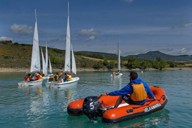 La Semana Azul, entre mascarillas y distancias, permite a 746 escolares de  23 centros educativos navarros participar en la campaña escolar de vela en el embalse de Alloz.