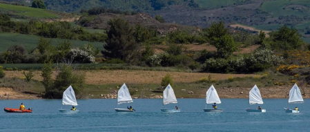 La Semana Azul, entre mascarillas y distancias, permite a 746 escolares de  23 centros educativos navarros participar en la campaña escolar de vela en el embalse de Alloz.