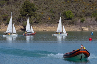 La Semana Azul, entre mascarillas y distancias, permite a 746 escolares de  23 centros educativos navarros participar en la campaña escolar de vela en el embalse de Alloz.