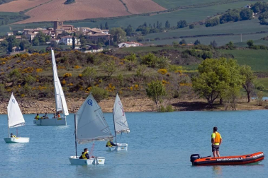 La Semana Azul, entre mascarillas y distancias, permite a 746 escolares de  23 centros educativos navarros participar en la campaña escolar de vela en el embalse de Alloz.