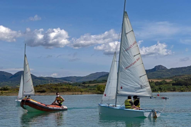 La Semana Azul, entre mascarillas y distancias, permite a 746 escolares de  23 centros educativos navarros participar en la campaña escolar de vela en el embalse de Alloz.