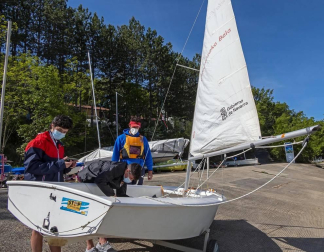 La Semana Azul, entre mascarillas y distancias, permite a 746 escolares de  23 centros educativos navarros participar en la campaña escolar de vela en el embalse de Alloz.
