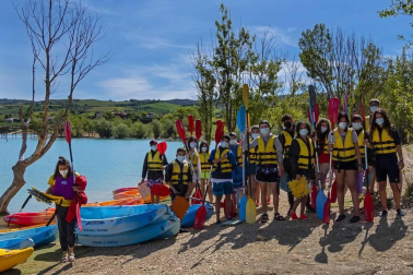 La Semana Azul, entre mascarillas y distancias, permite a 746 escolares de  23 centros educativos navarros participar en la campaña escolar de vela en el embalse de Alloz.