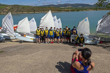 La Semana Azul, entre mascarillas y distancias, permite a 746 escolares de  23 centros educativos navarros participar en la campaña escolar de vela en el embalse de Alloz.