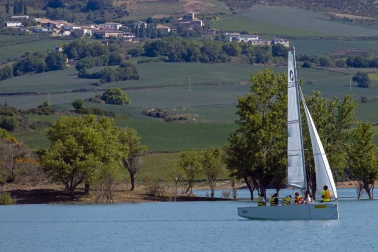 La Semana Azul, entre mascarillas y distancias, permite a 746 escolares de  23 centros educativos navarros participar en la campaña escolar de vela en el embalse de Alloz.