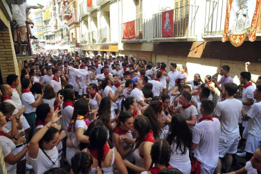 Todas las fotos del cohete de fiestas de Peralta 2019, en el que decenas de vecinos se dieron cita en la plaza de la localidad navarra para dar la bienvenida a nueve días de fiesta en honor a la Virgen de Nieva.