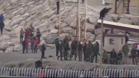 El Ejército se despliega en la playa del Tarajal para intentar controlar la entrada masiva de migrantes en Ceuta
