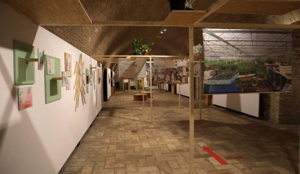 Fotografías de la exposición 'Repensar la periferia' que se expone hasta el 27 de junio en el Pabellón de Mixtos de la Ciudadela de martes a sábado de 11.30 a 13.30 horas y de 18 a 20.30 horas; los domingos únicamente en horario de mañana.