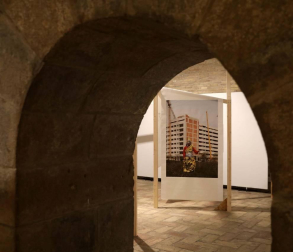 Fotografías de la exposición 'Repensar la periferia' que se expone hasta el 27 de junio en el Pabellón de Mixtos de la Ciudadela de martes a sábado de 11.30 a 13.30 horas y de 18 a 20.30 horas; los domingos únicamente en horario de mañana.