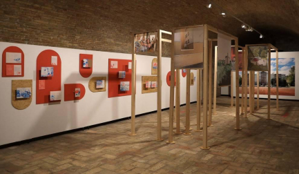 Fotografías de la exposición 'Repensar la periferia' que se expone hasta el 27 de junio en el Pabellón de Mixtos de la Ciudadela de martes a sábado de 11.30 a 13.30 horas y de 18 a 20.30 horas; los domingos únicamente en horario de mañana.