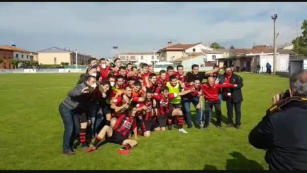 Celebración de los jugadores del Avance tras conseguir el ascenso a Tercera División