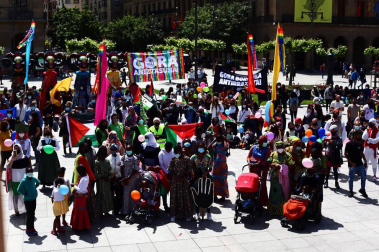 La Plaza del Castillo acogió este domingo, 23 de mayo, una concentración convocada por la Coordinadora Antirracista de Navarra para celebrar la fecha.