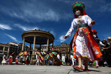La Plaza del Castillo acogió este domingo, 23 de mayo, una concentración convocada por la Coordinadora Antirracista de Navarra para celebrar la fecha.